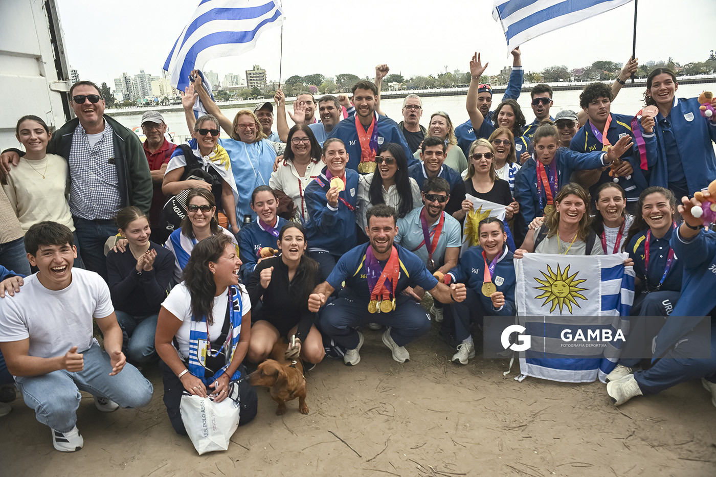 Remeros y familiares en el cierre de la competencia. XIII Juegos Suramericanos Santa Fe 2026.