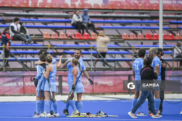 Jugadores y jugadoras de Uruguay celebran obtención Medalla de Bronce. XIII Juegos Suramericanos Santa Fe 2026.