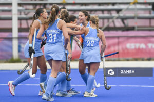 Jugadoras de Uruguay celebran un gol convertido por Lupe Curutchague. XIII Juegos Suramericanos Santa Fe 2026.