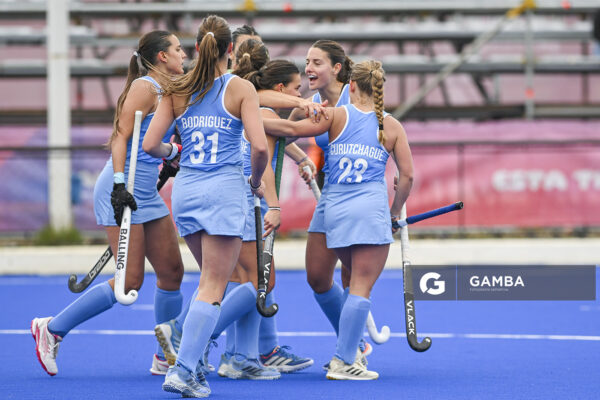 Jugadoras de Uruguay celebran un gol convertido por Lupe Curutchague. XIII Juegos Suramericanos Santa Fe 2026.