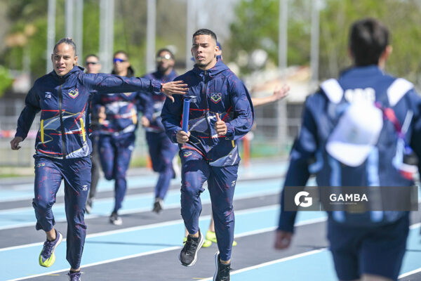 Atletas en sesión de entrenamiento. XIII Juegos Suramericanos Santa Fe 2026.