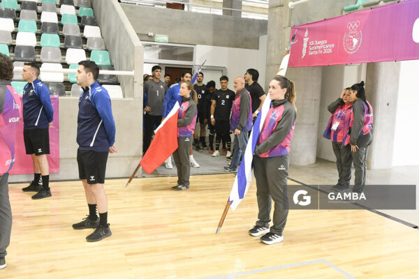 Árbitros y jugadores previo al juego. XIII Juegos Suramericanos Santa Fe 2026.