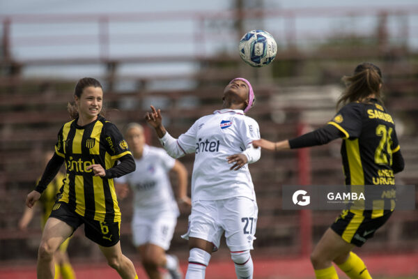 Sinoxolo Cesane, de Nacional, Campeonato Uruguayo Femenino. Complejo Rentistas.