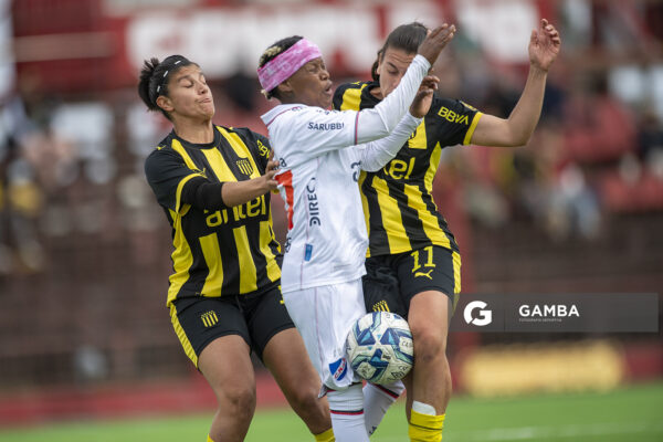 Sinoxolo Cesane, de Nacional, Campeonato Uruguayo Femenino. Complejo Rentistas.