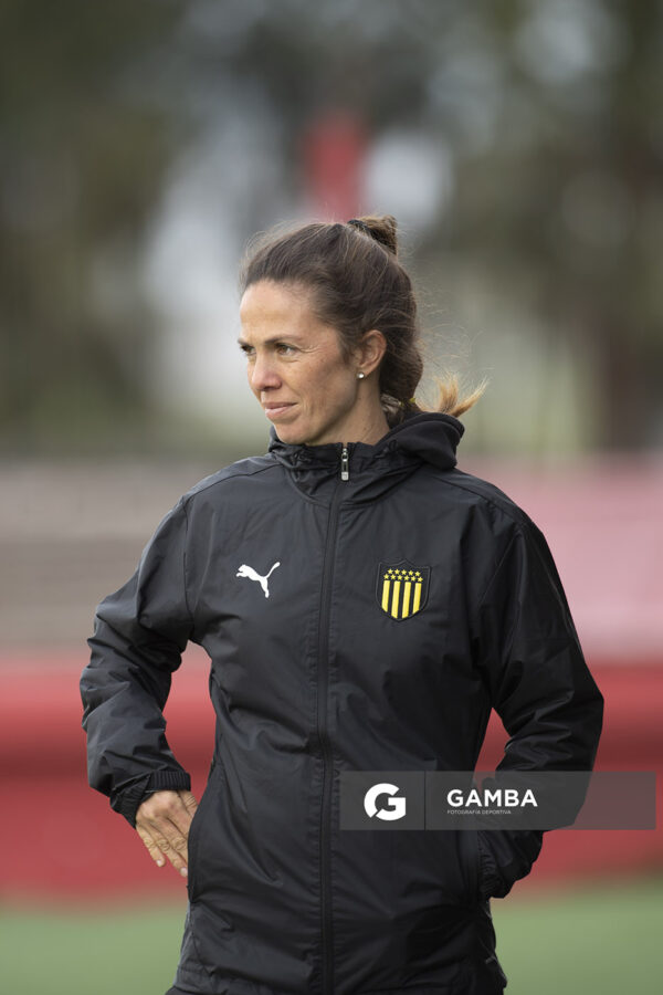 Cecilia Santo, directora técnica de Peñarol, Campeonato Uruguayo Femenino. Complejo Rentistas.