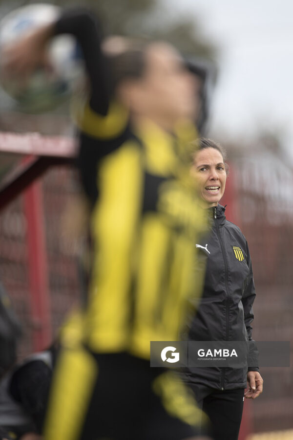 Cecilia Santo, directora técnica de Peñarol, Campeonato Uruguayo Femenino. Complejo Rentistas.