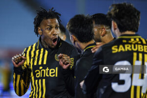 Abel Hernández, de Peñarol, Liga AUF Uruguaya. Estadio Centenario.