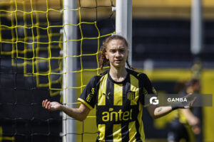 Micaela Domínguez, de Peñarol, Campeonato Uruguayo Femenino. Estadio Campeón del Siglo.
