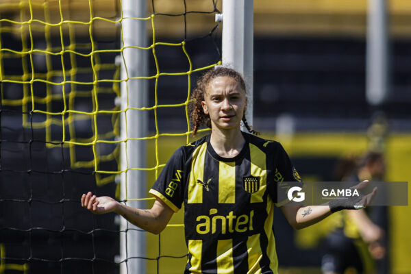 Micaela Domínguez, de Peñarol, Campeonato Uruguayo Femenino. Estadio Campeón del Siglo.