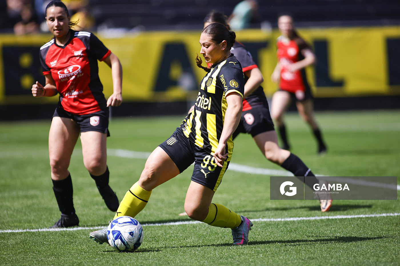 Miya Grant-Clavijo, de Peñarol, Campeonato Uruguayo Femenino. Estadio Campeón del Siglo.