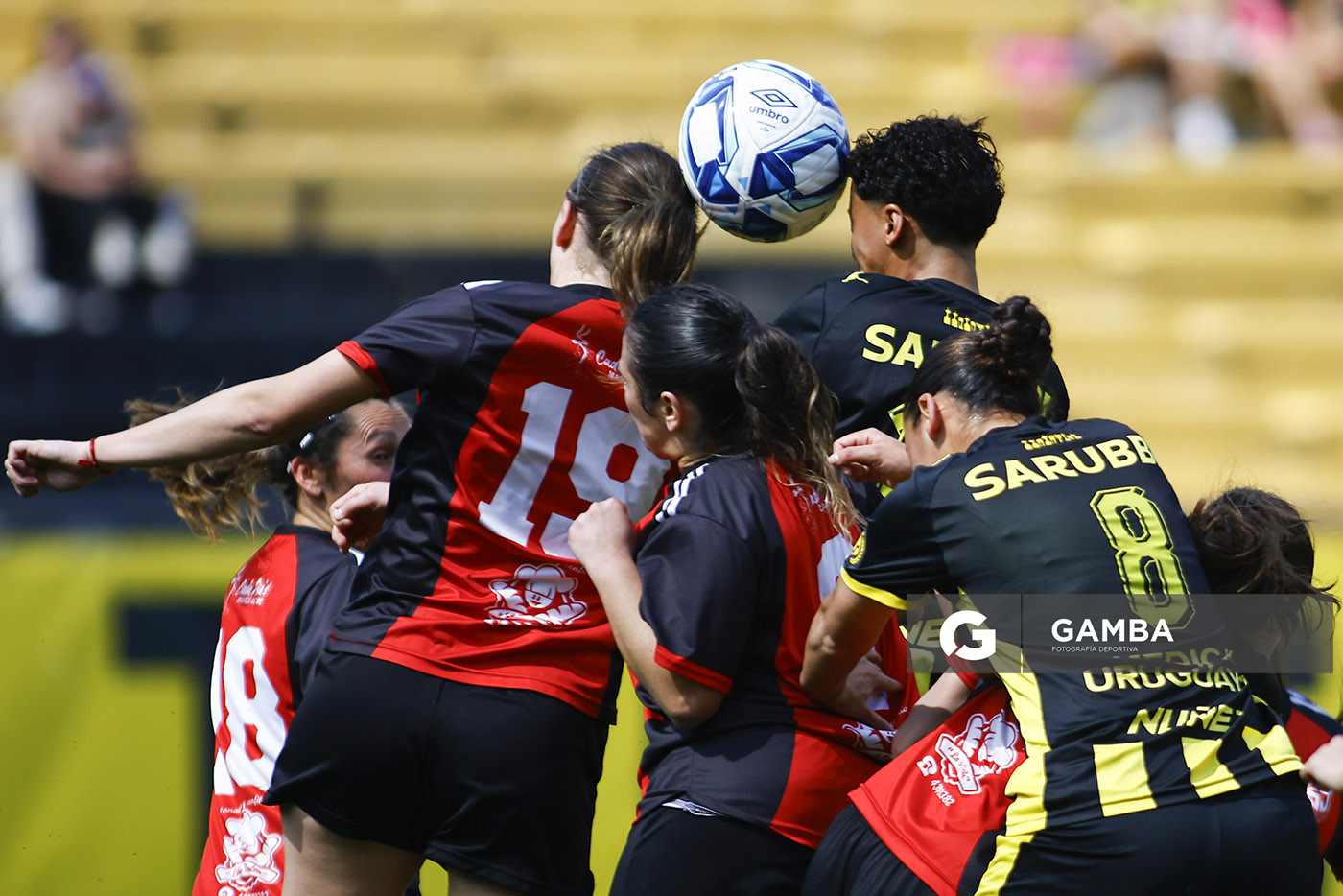 Romina Lavallen, de San Jacinto Albion. Luna Marcia, de Peñarol. Campeonato Uruguayo Femenino. Estadio Campeón del Siglo.