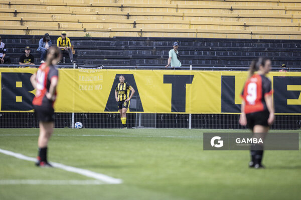 Jemina Rolfo, de Peñarol, Campeonato Uruguayo Femenino. Estadio Campeón del Siglo.
