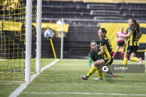 Josefina Villa, de Peñarol, Campeonato Uruguayo Femenino. Estadio Campeón del Siglo.