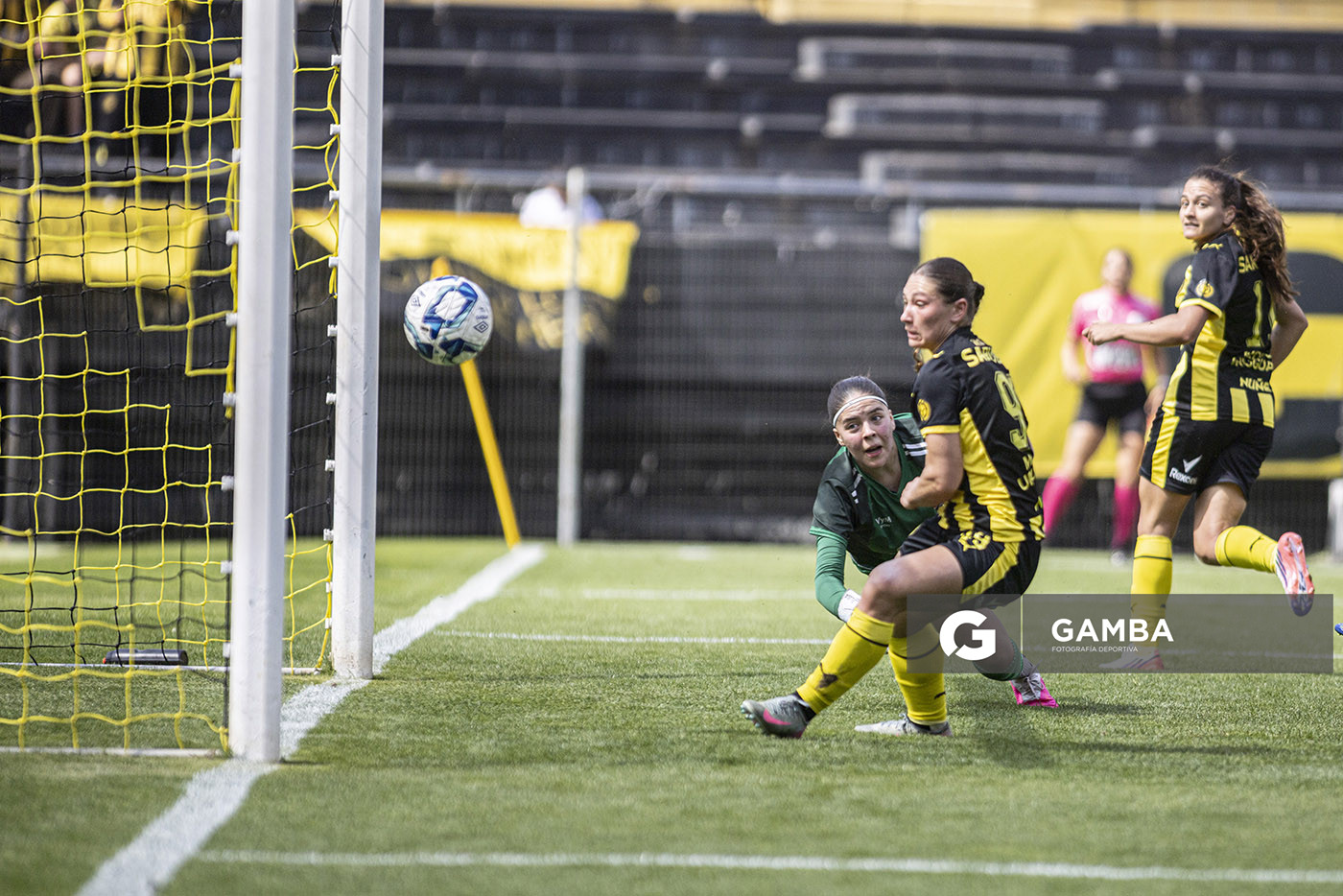 Josefina Villa, de Peñarol, Campeonato Uruguayo Femenino. Estadio Campeón del Siglo.