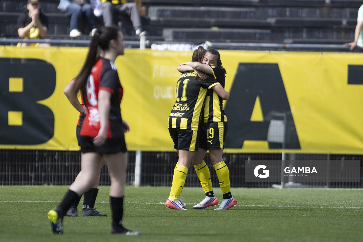 Josefina Villa, de Peñarol, Campeonato Uruguayo Femenino. Estadio Campeón del Siglo.