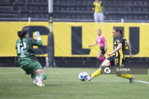 Miya Grant-Clavijo, de Peñarol, Campeonato Uruguayo Femenino. Estadio Campeón del Siglo.
