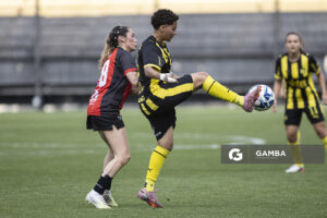 Luna Marcia, de Peñarol, Campeonato Uruguayo Femenino. Estadio Campeón del Siglo.