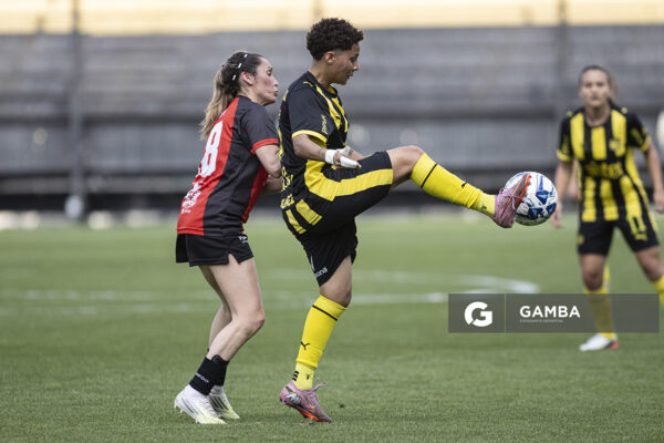 Luna Marcia, de Peñarol, Campeonato Uruguayo Femenino. Estadio Campeón del Siglo.