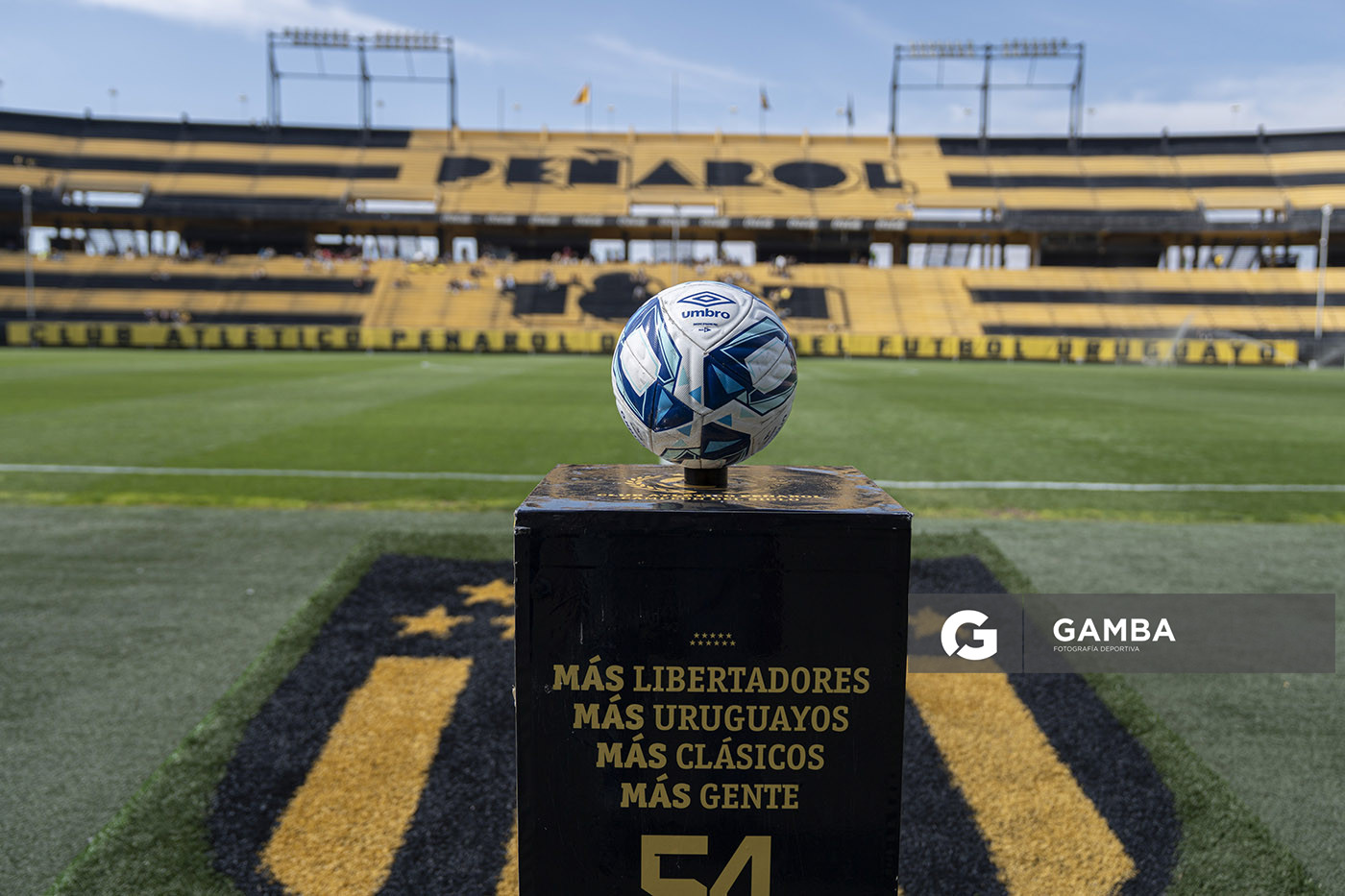 Balón oficial. Campeonato Uruguayo Femenino. Estadio Campeón del Siglo.