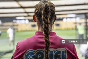 Yenara Bares, árbitra central, Campeonato Uruguayo Femenino. Estadio Campeón del Siglo.