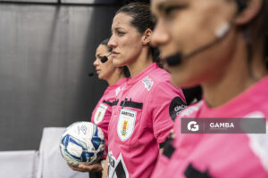Yenara Bares, árbitra central, Campeonato Uruguayo Femenino. Estadio Campeón del Siglo.