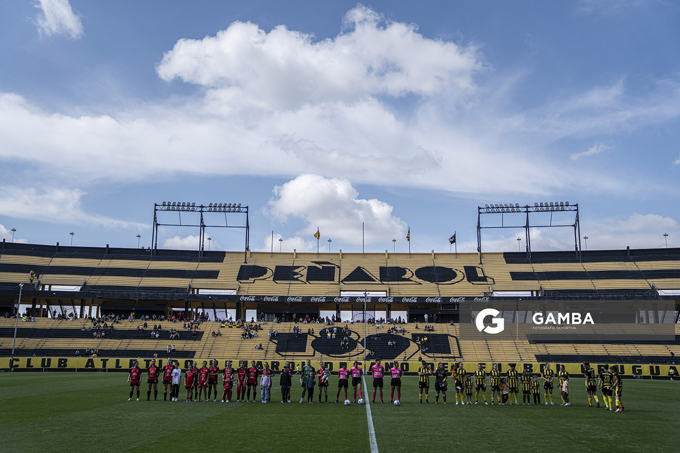 Jugadoras titulares y cuaterna arbitral. Campeonato Uruguayo Femenino. Estadio Campeón del Siglo.