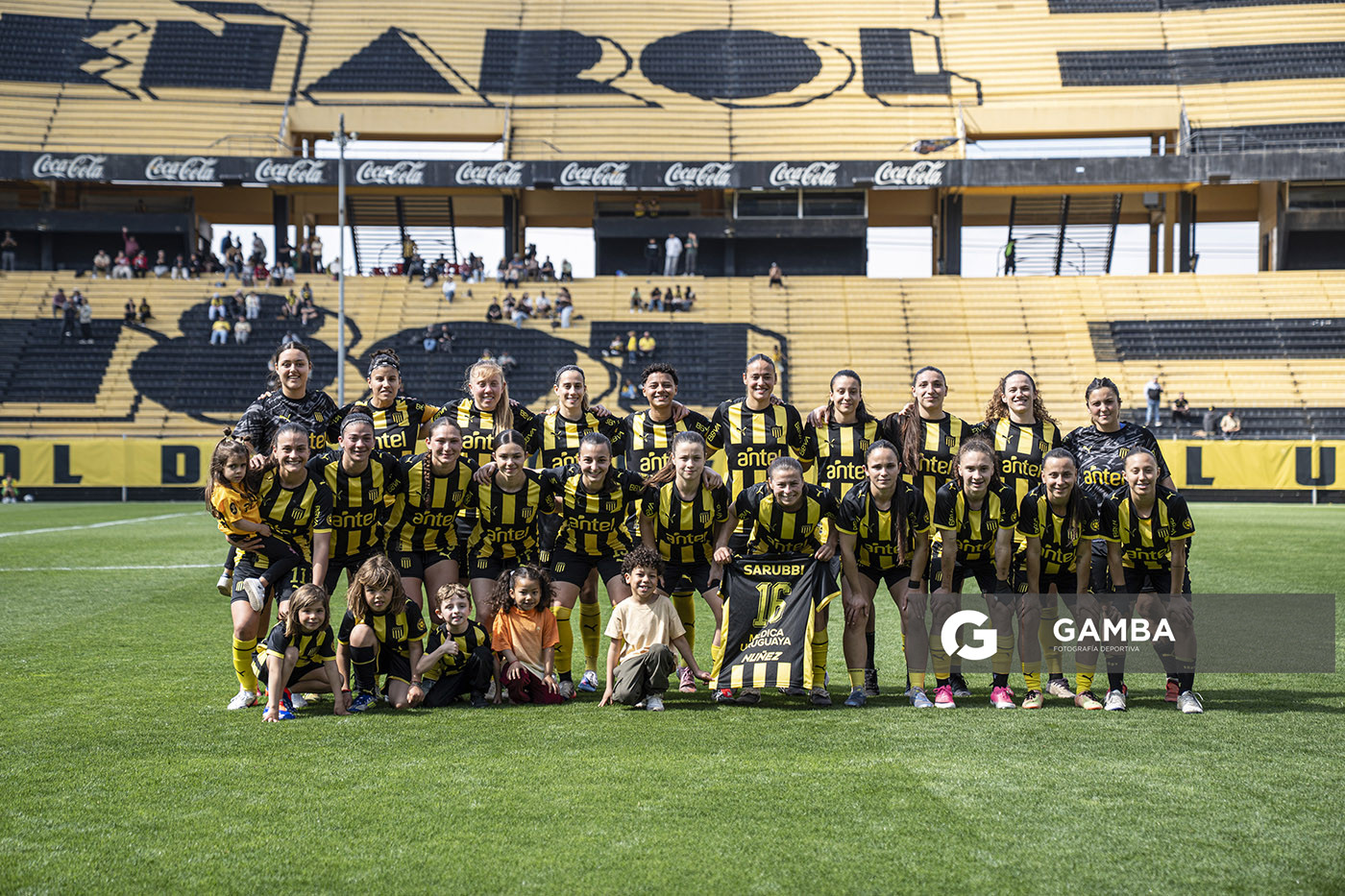 Plantel de Peñarol. Campeonato Uruguayo Femenino. Estadio Campeón del Siglo.