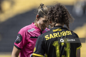 Yenara Bares, árbitra central, Campeonato Uruguayo Femenino. Estadio Campeón del Siglo.