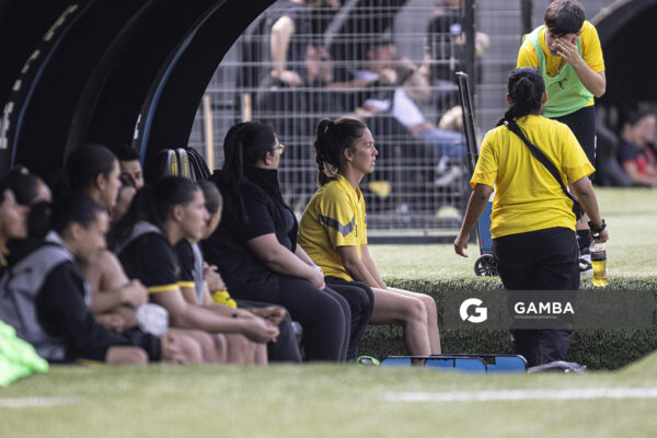 Cecilia Santo, directora técnica de Peñarol, Campeonato Uruguayo Femenino. Estadio Campeón del Siglo.