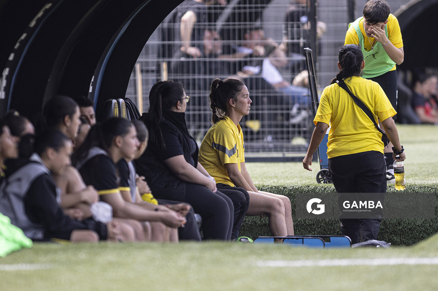 Cecilia Santo, directora técnica de Peñarol, Campeonato Uruguayo Femenino. Estadio Campeón del Siglo.