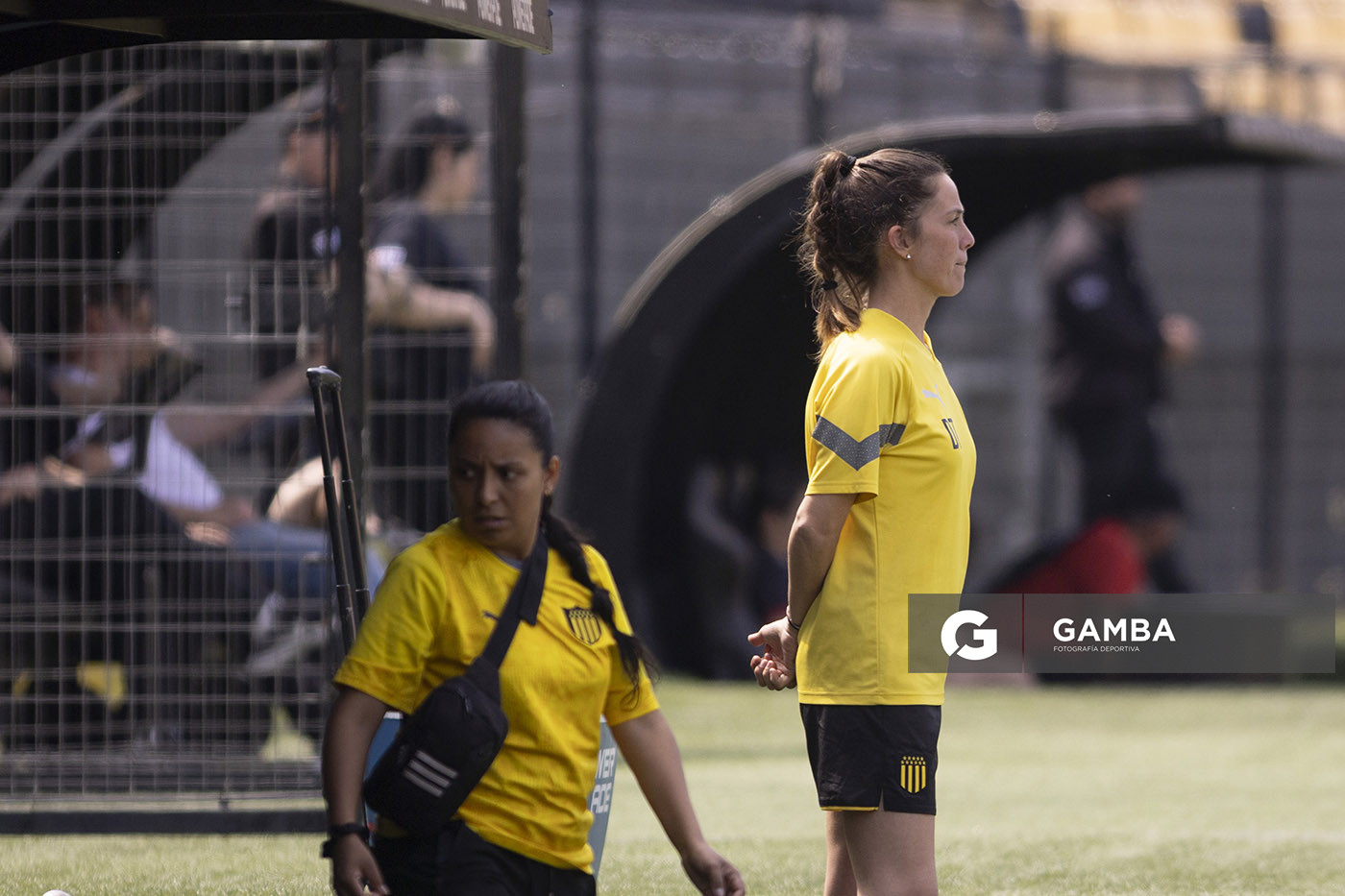 Cecilia Santo, directora técnica de Peñarol, Campeonato Uruguayo Femenino. Estadio Campeón del Siglo.