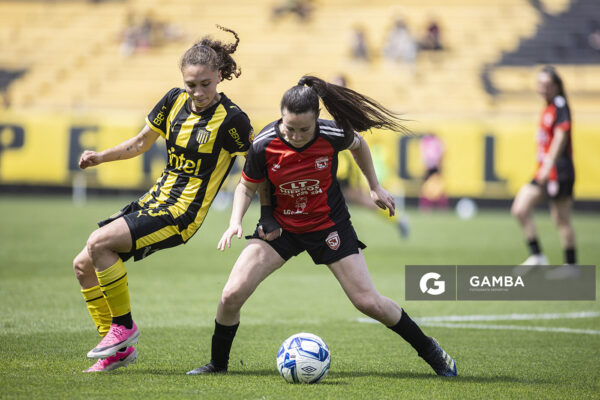 Ivanna Larrosa, de San Jacinto Albion, Campeonato Uruguayo Femenino. Estadio Campeón del Siglo.