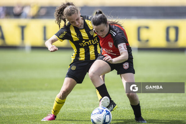 Ivanna Larrosa, de San Jacinto Albion, Campeonato Uruguayo Femenino. Estadio Campeón del Siglo.