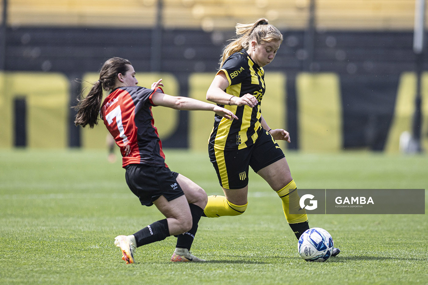 Oriana Omento, de Peñarol, Campeonato Uruguayo Femenino. Estadio Campeón del Siglo.