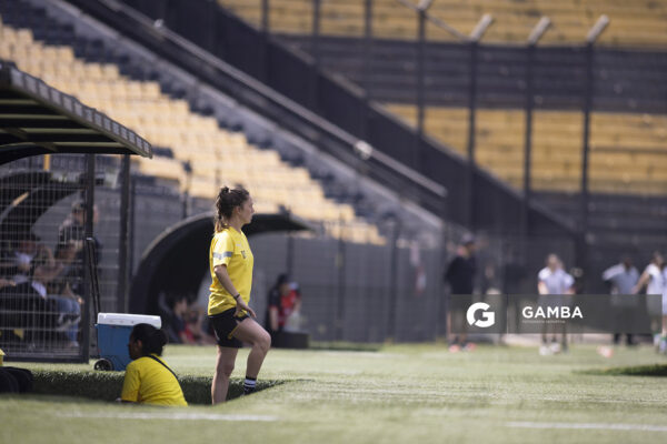 Cecilia Santo, directora técnica de Peñarol, Campeonato Uruguayo Femenino. Estadio Campeón del Siglo.
