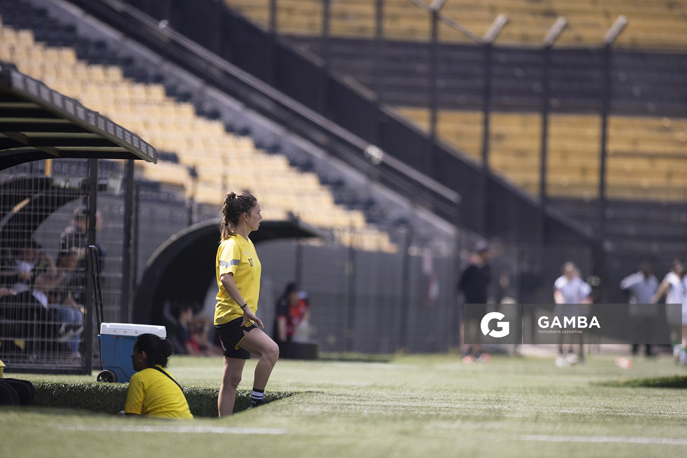Cecilia Santo, directora técnica de Peñarol, Campeonato Uruguayo Femenino. Estadio Campeón del Siglo.
