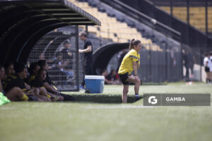 Cecilia Santo, directora técnica de Peñarol, Campeonato Uruguayo Femenino. Estadio Campeón del Siglo.