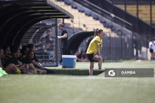 Cecilia Santo, directora técnica de Peñarol, Campeonato Uruguayo Femenino. Estadio Campeón del Siglo.