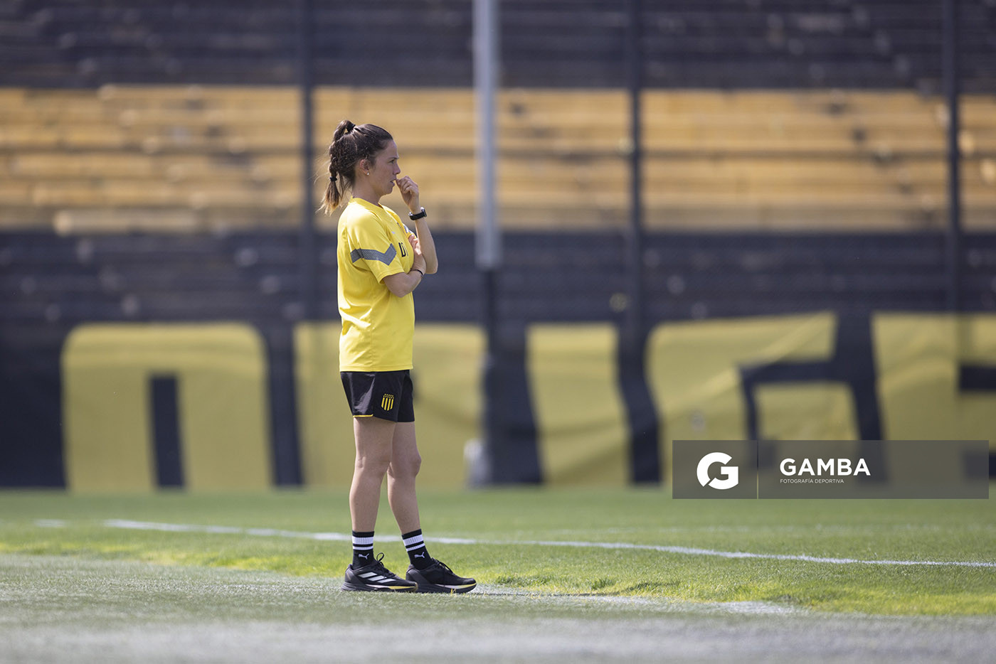 Cecilia Santo, directora técnica de Peñarol, Campeonato Uruguayo Femenino. Estadio Campeón del Siglo.