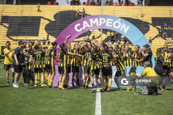 Peñarol Campeón. Campeonato Uruguayo Femenino. Estadio Campeón del Siglo.