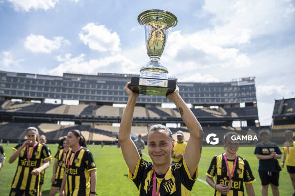 Romina Martínez. Peñarol Campeón. Campeonato Uruguayo Femenino. Estadio Campeón del Siglo.