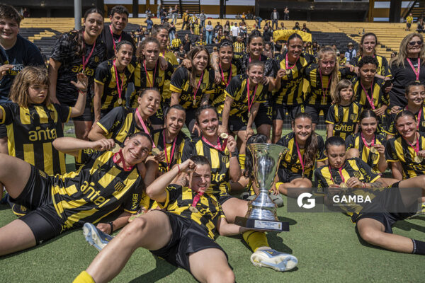 Peñarol Campeón. Campeonato Uruguayo Femenino. Estadio Campeón del Siglo.