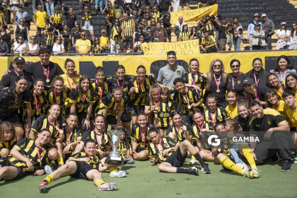 Peñarol Campeón. Campeonato Uruguayo Femenino. Estadio Campeón del Siglo.