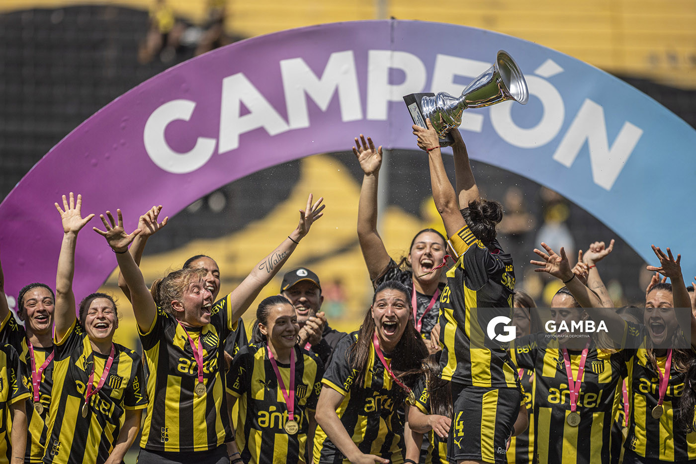 Peñarol Campeón. Campeonato Uruguayo Femenino. Estadio Campeón del Siglo.