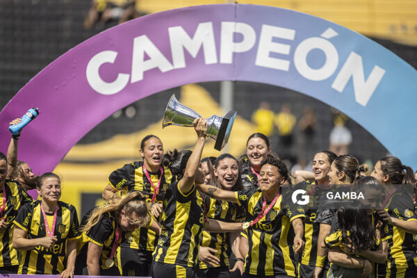 Peñarol Campeón. Campeonato Uruguayo Femenino. Estadio Campeón del Siglo.