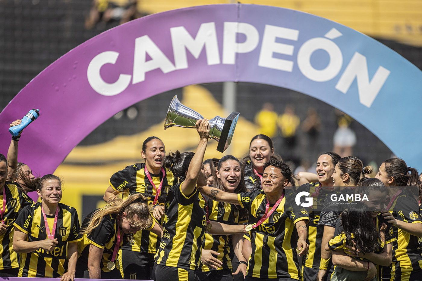 Peñarol Campeón. Campeonato Uruguayo Femenino. Estadio Campeón del Siglo.