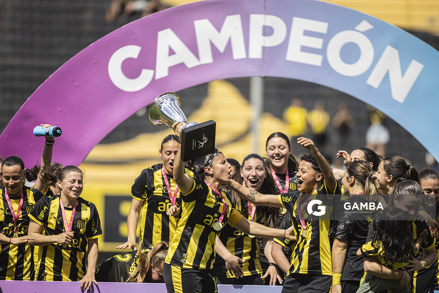Peñarol Campeón. Campeonato Uruguayo Femenino. Estadio Campeón del Siglo.
