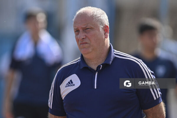 Alejandro Capuccio, director técnico de Cerro, Liga AUF Uruguaya. Estadio Luis Tróccoli.