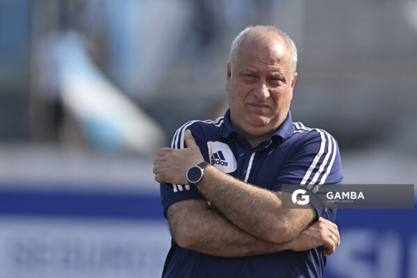 Alejandro Capuccio, director técnico de Cerro, Liga AUF Uruguaya. Estadio Luis Tróccoli.