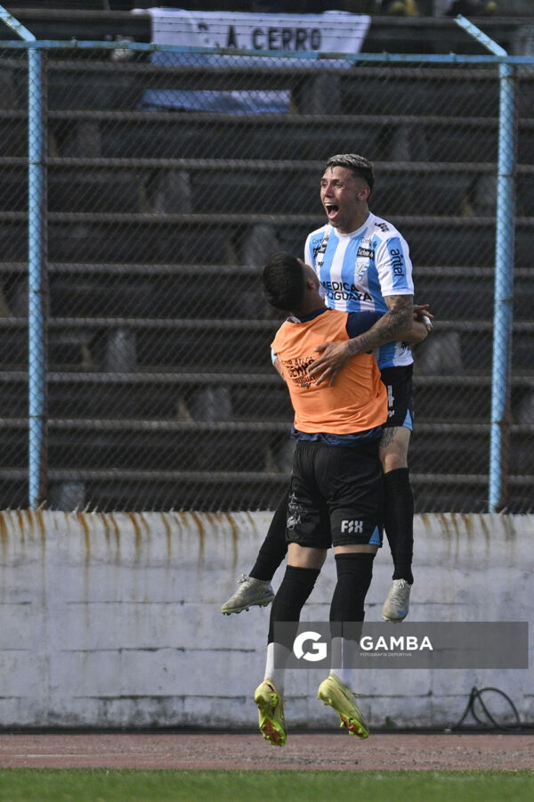 Emiliano Rodríguez, de Cerro, Liga AUF Uruguaya. Estadio Luis Tróccoli.
